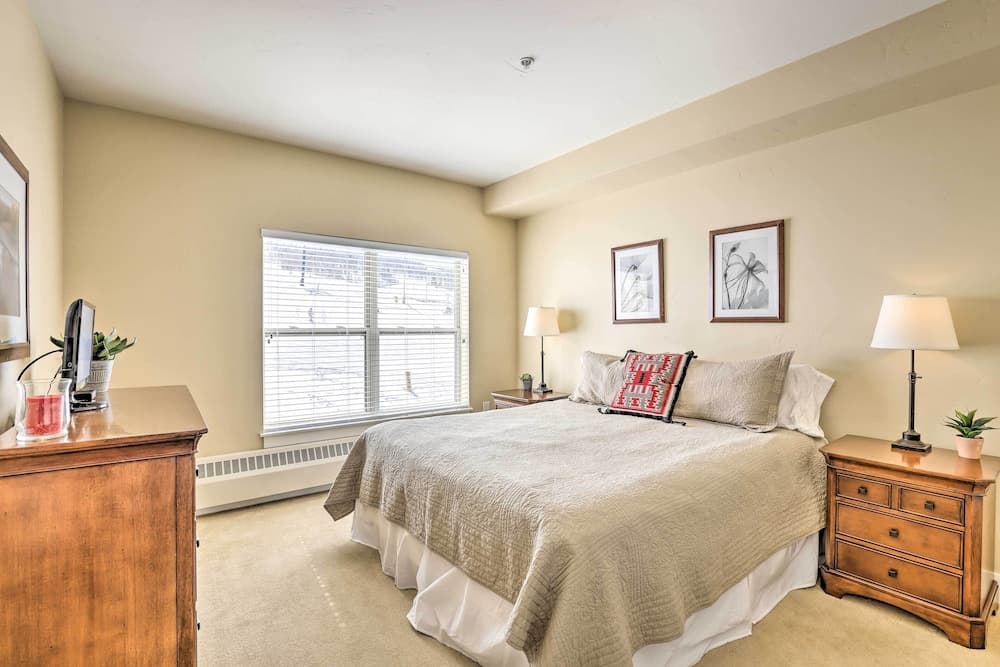 Ski-in/ski-out Granby Base Camp Escape w/ Balcony