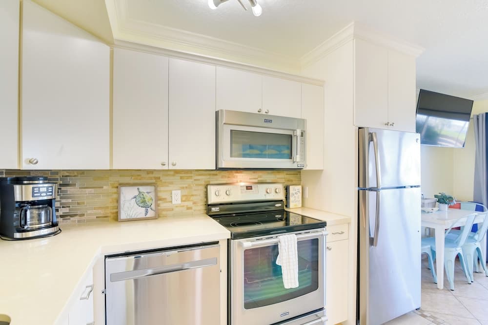 Walk to Galveston Beach: Resort Condo w/ Perks!