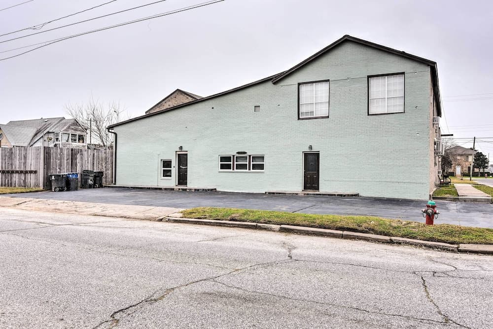 Walkable Galveston Apartment w/ Hot Tub Access