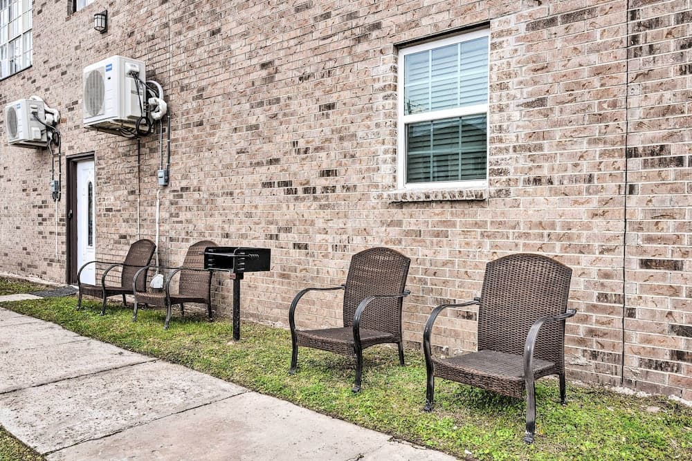 Walkable Galveston Apartment w/ Hot Tub Access