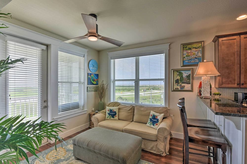 Pointe West Family Retreat: Balcony & Ocean Views!