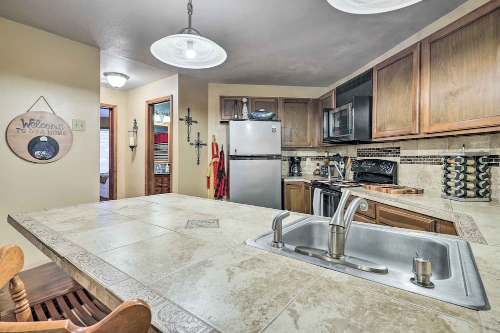 Rustic Condo w/ Deck < 1 Mi to Angel Fire Resort!