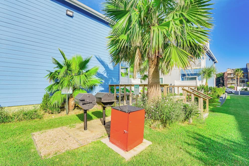 Bay View, Pool Access: Romantic Galveston Retreat!