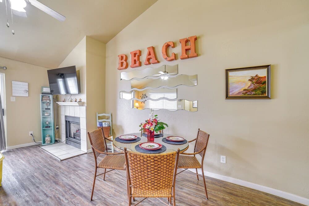 Bay View, Pool Access: Romantic Galveston Retreat!