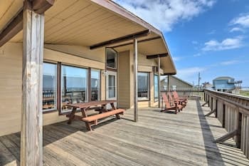 Galveston Home w/ Spacious Deck: Steps to Beach!