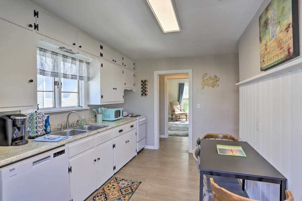 Port Clinton Getaway - Walk to Beach & Restaurants