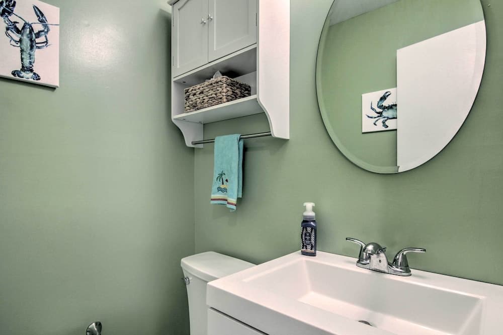 1 Mi to Bethany Beach: Quiet Home w/ Pool Access