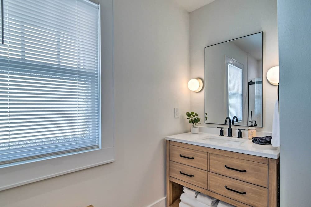 Family-friendly Des Moines Retreat w/ Patio!