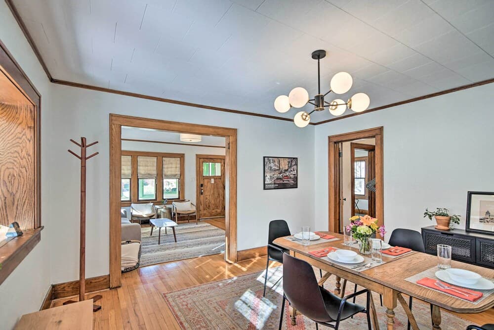 Family-friendly Des Moines Retreat w/ Patio!