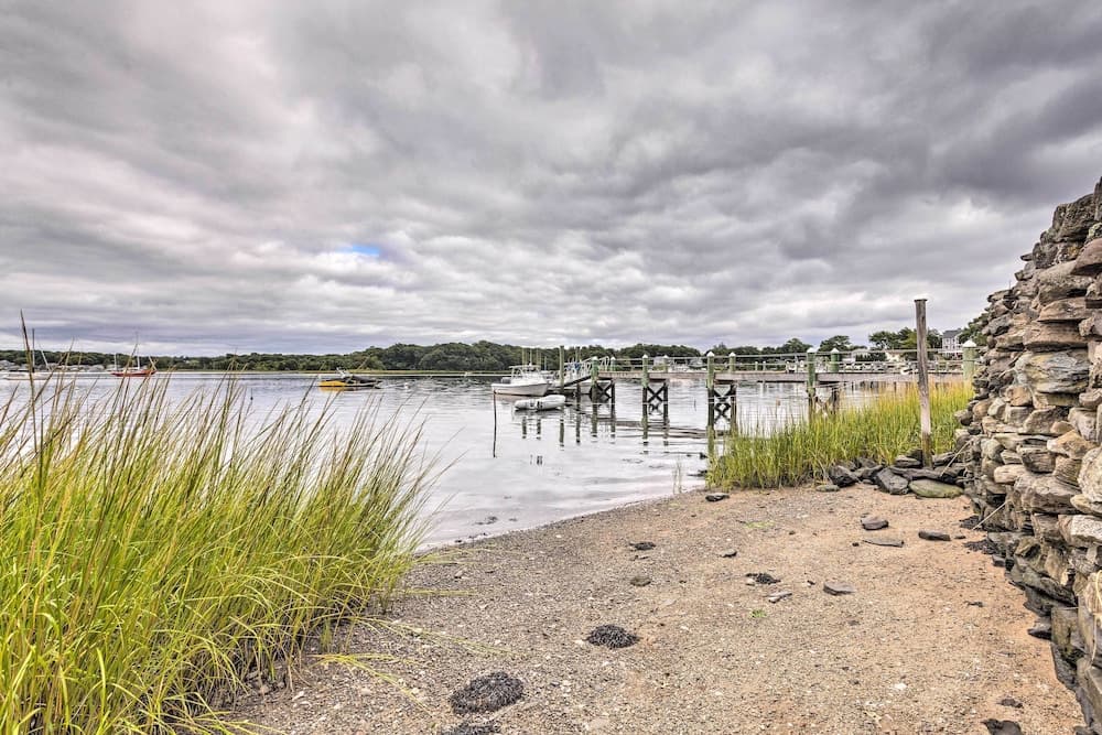 Charming Bristol Cottage w/ Private Beach!