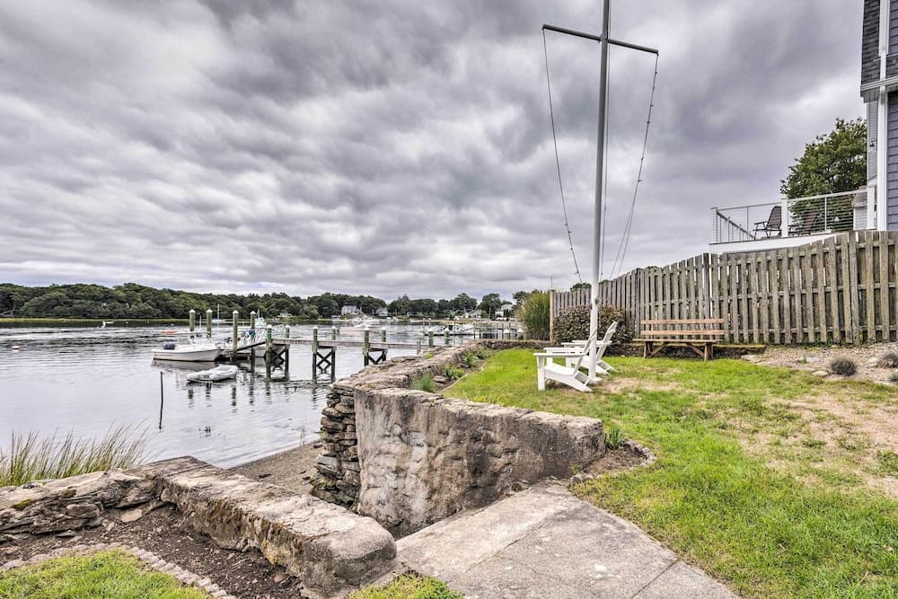 Charming Bristol Cottage w/ Private Beach!