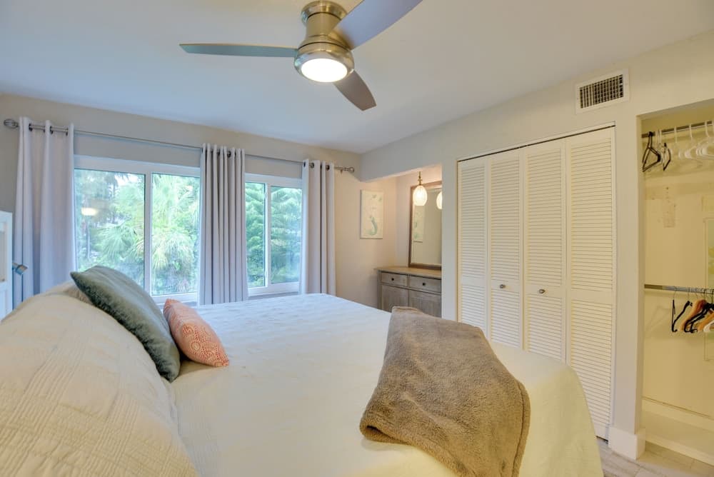 Siesta Key Condo w/ Heated Pool < 1 Mi to Beach