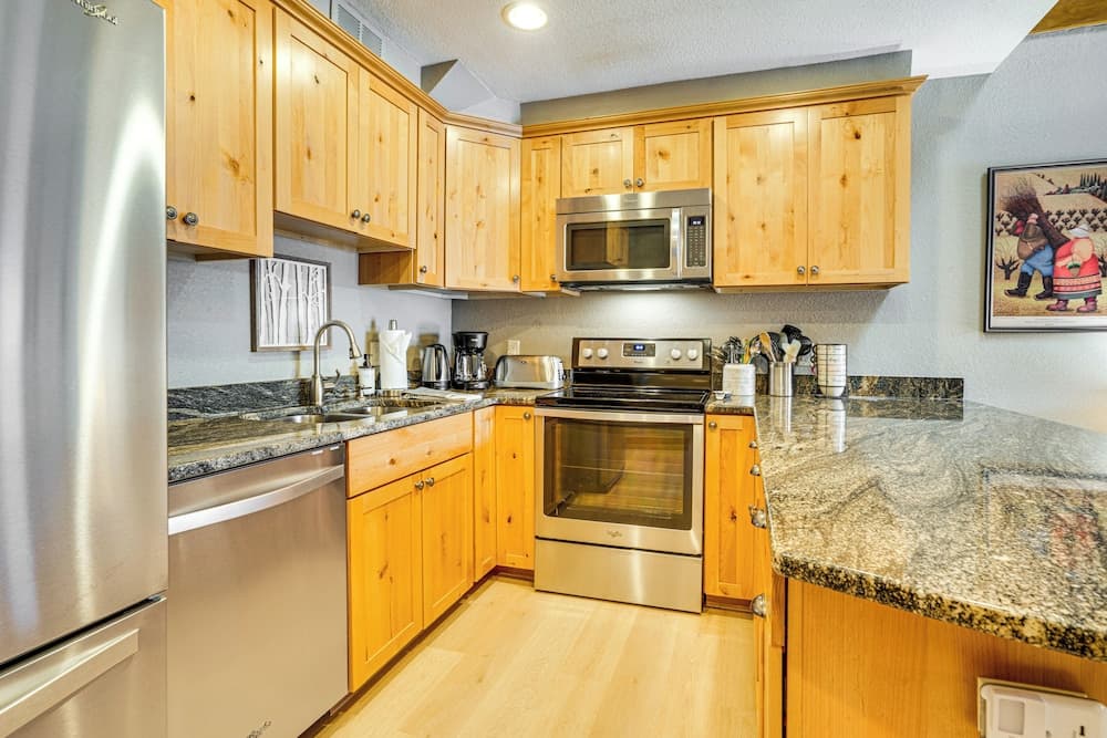 Ski & Relax Fireside: Frisco Gem w/ Resort Perks!