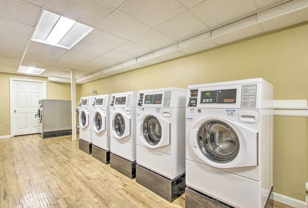 Lincoln Resort Condo w/ Pool Access - Near Hiking!