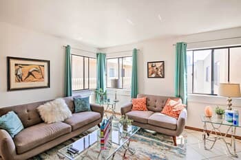 Sunny Long Beach Condo - Walk to Bars & Beach