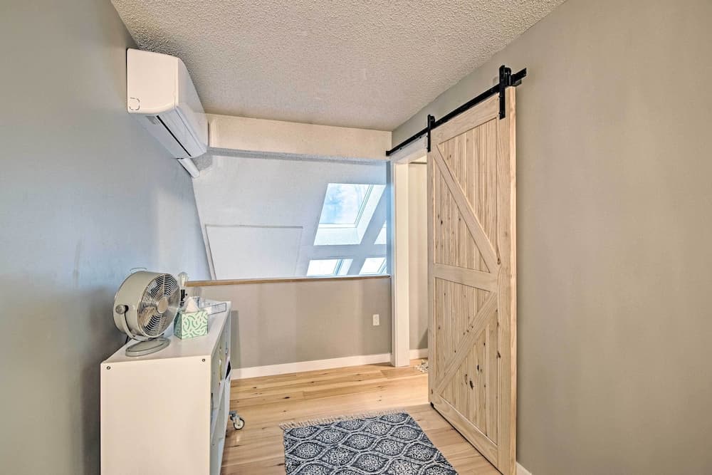 Ski-in/ski-out Tenney Mountain Condo w/ Fireplace!