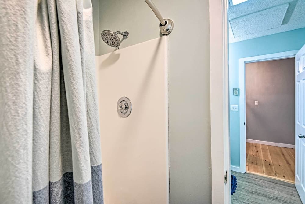 Ski-in/ski-out Tenney Mountain Condo w/ Fireplace!