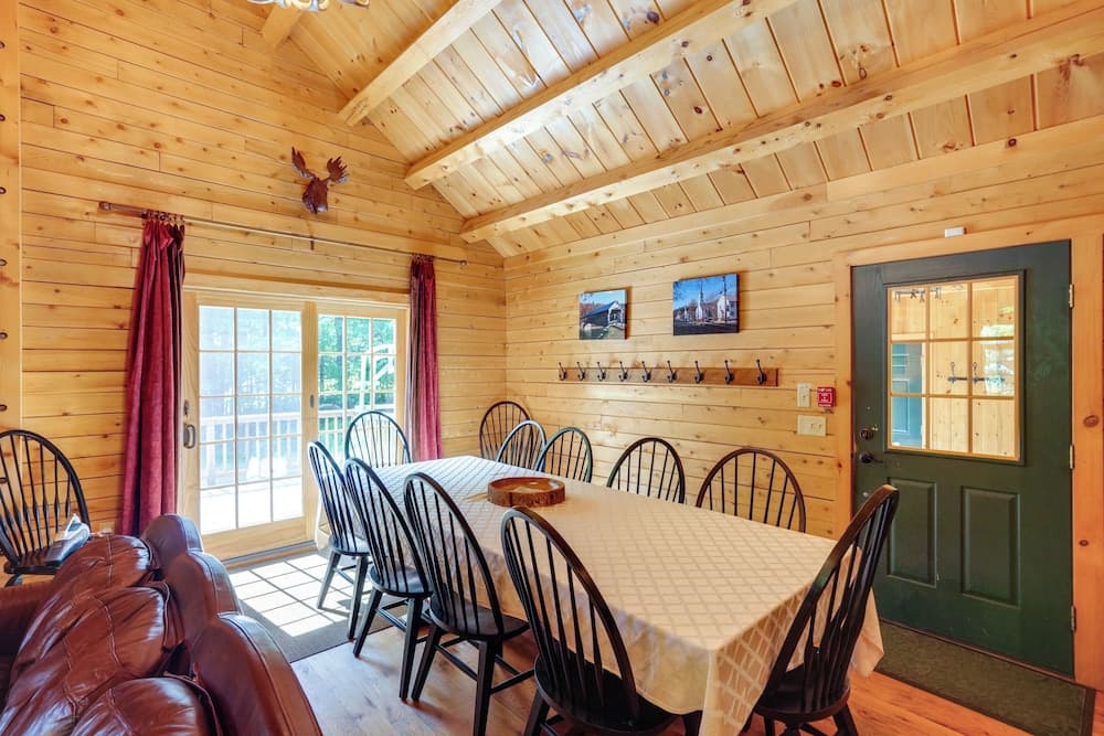 4 Mi to Mount Snow: West Dover Cabin w/ Game Room