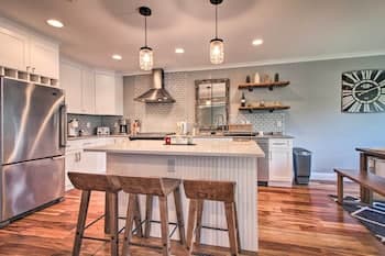 Farmhouse Mountain Escape ~ 1 Mile to Mount Snow!