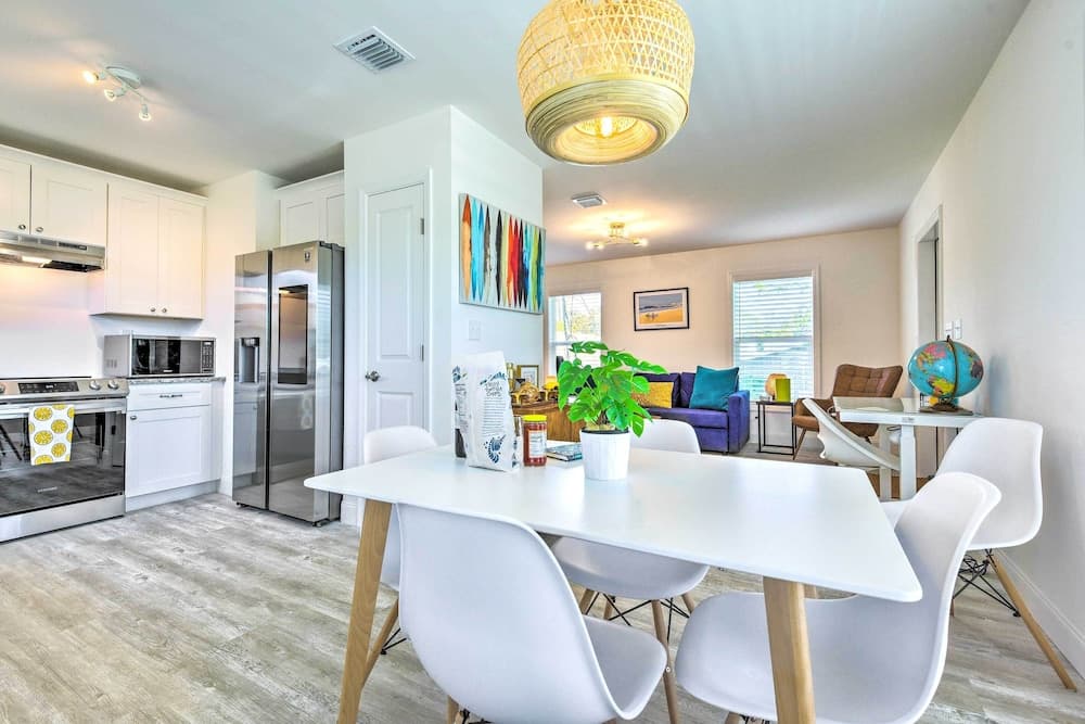 Near Downtown + Ocean: Sarasota Getaway