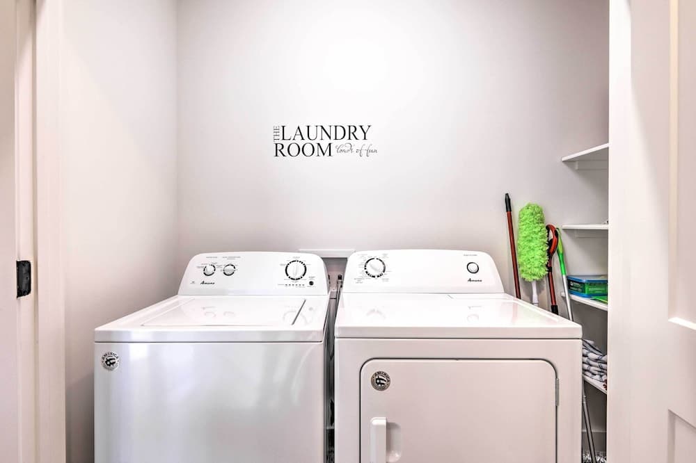 Waterfront Oasis On Tims Ford Lake: Pool/kayak!