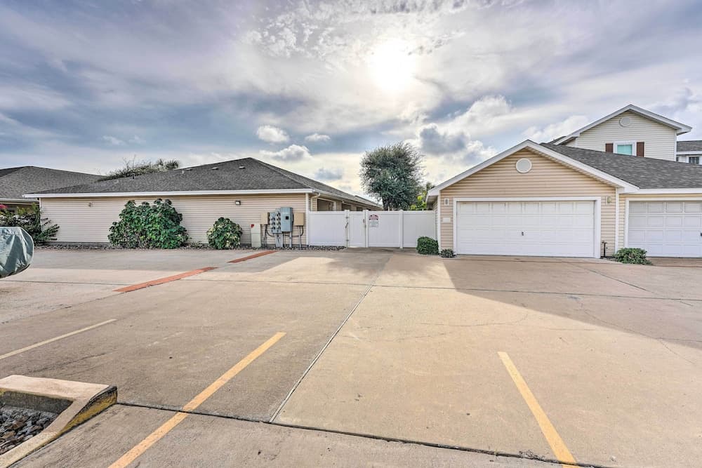 Sunny Townhome w/ Pool Access ~ 1 Mi to Beach