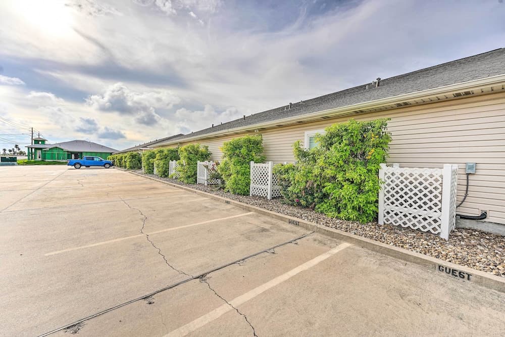 Sunny Townhome w/ Pool Access ~ 1 Mi to Beach