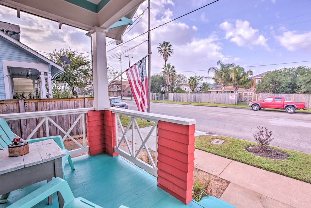 Bright Texas Retreat Near Pleasure Pier & Beach!