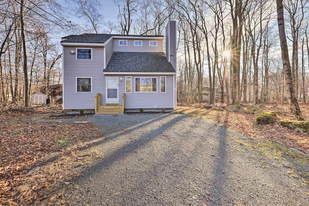 4 Mi to Tobyhanna State Park: Home w/ Fire Pit