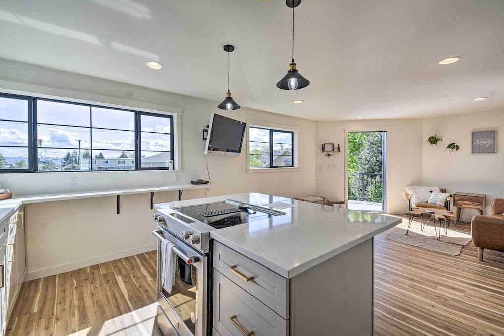 'ruston Retreat' - Mod Home w/ Rooftop Deck!