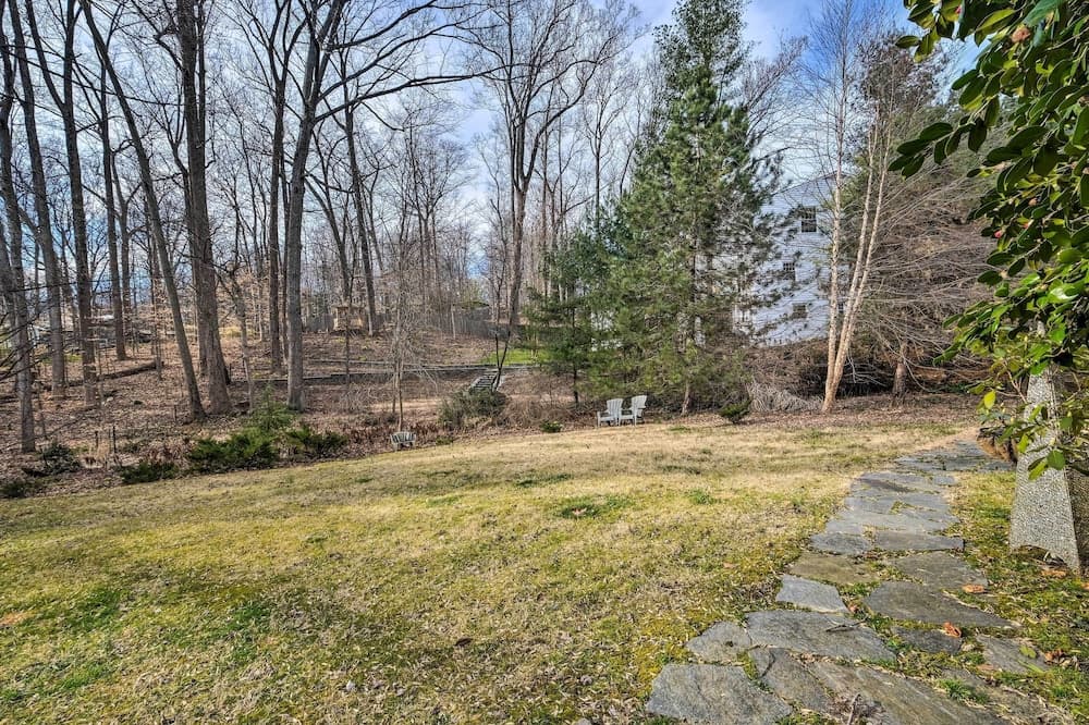 Bethesda Apartment + Yard ~ 9 Mi to D.C