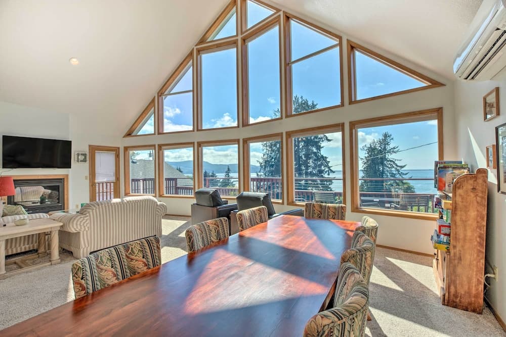 Bay City Home w/ Gorgeous Bay Views From Deck