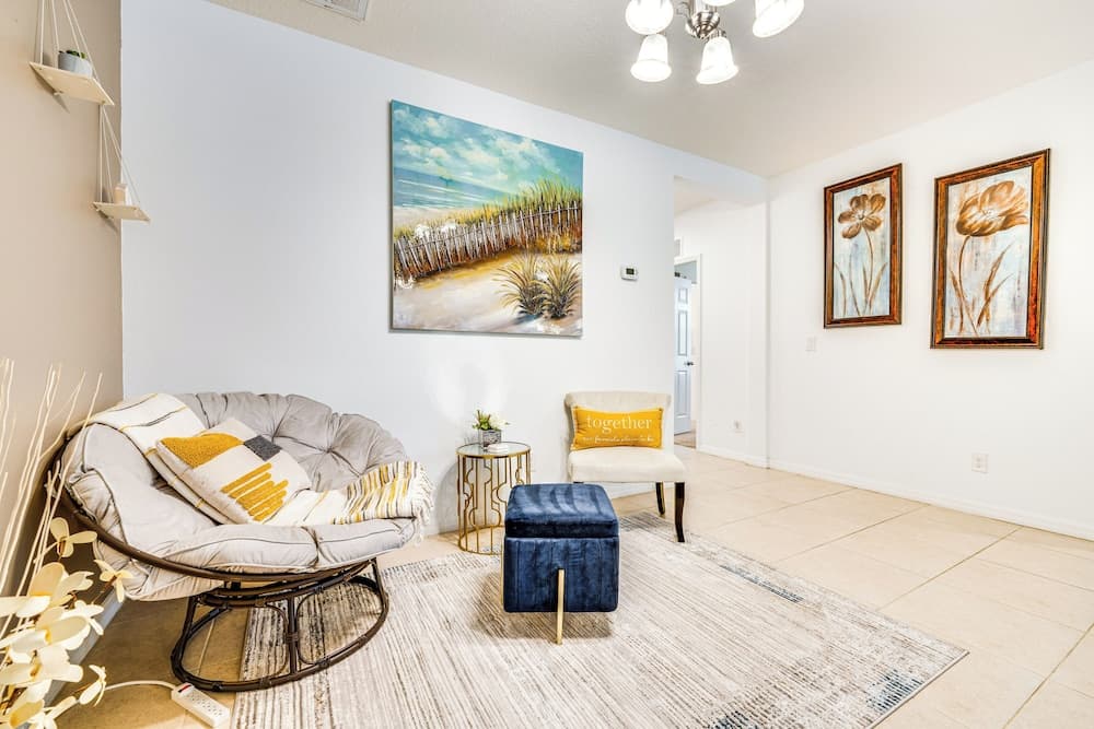 Central Family Home w/ Lanai < 10 Mi to Disney!