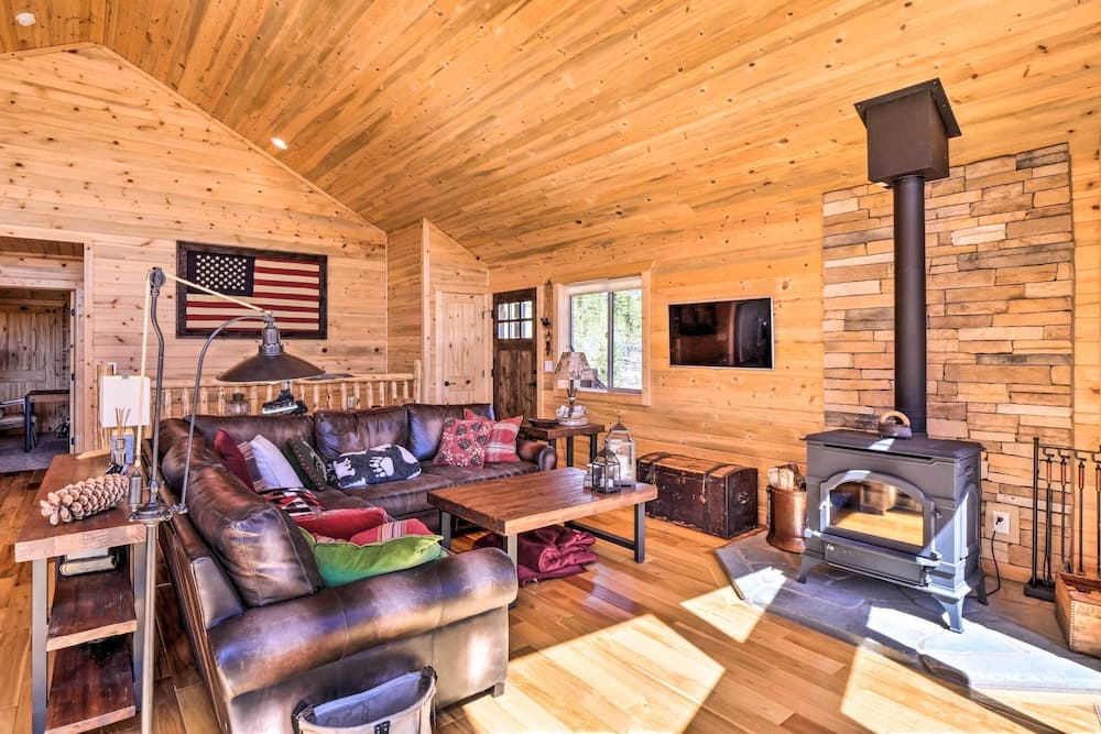 Jefferson Cabin w/ Fire Pit: Near Hiking Trails!