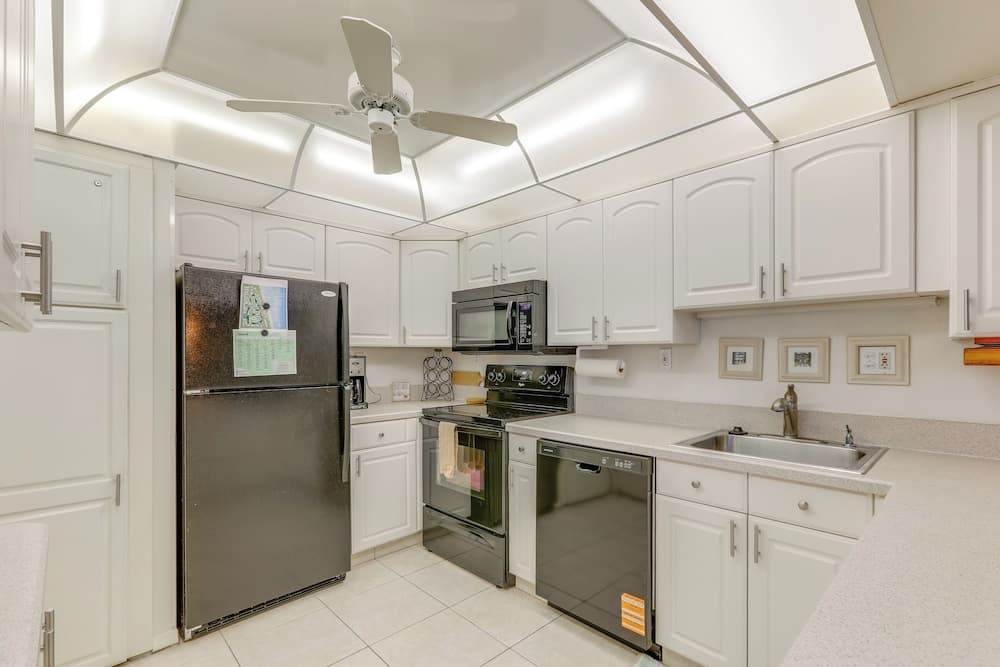 Sunny Ocean Village Beach Condo: Community Pool