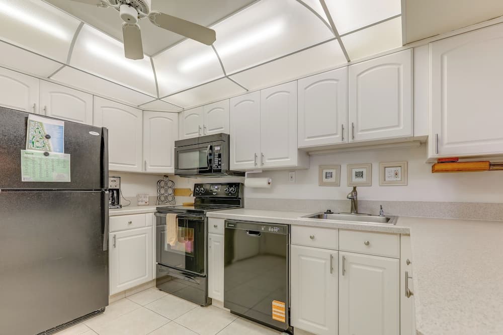 Sunny Ocean Village Beach Condo: Community Pool