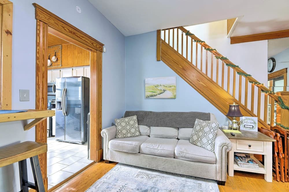 Cincinnati Home w/ Deck & Private Hot Tub!