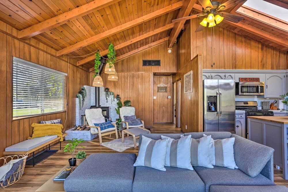 Lovely Oakhurst Cabin w/ Deck & Mtn Views!