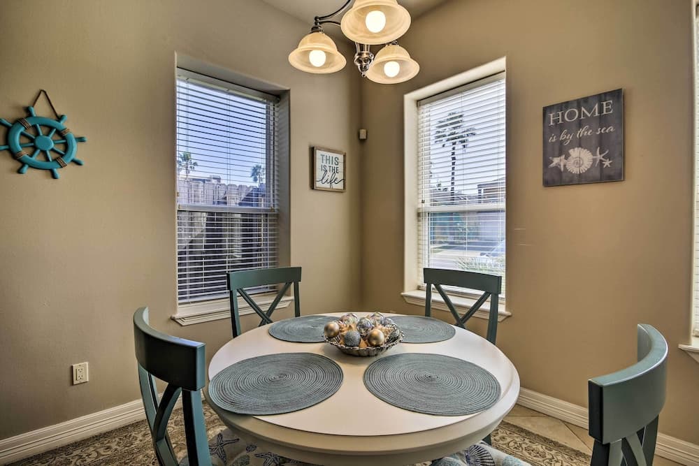 Texas Condo w/ Outdoor Pools - Walk to Beach!