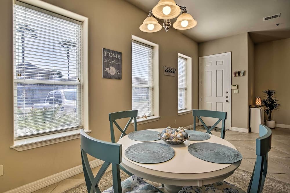 Texas Condo w/ Outdoor Pools - Walk to Beach!