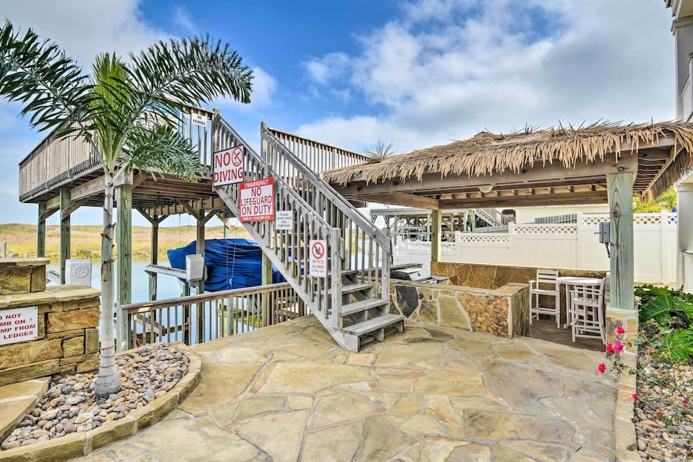 Corpus Christi Home w/ Golf Cart: Walk to Beach!