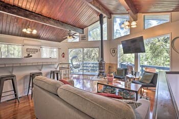 Lake Gregory Getaway: Cabin With Deck + Grill!