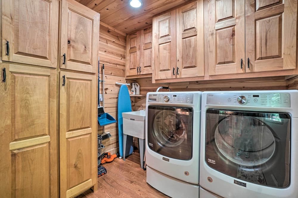 Hayesville Cabin w/ Game Room & Mtn Views!