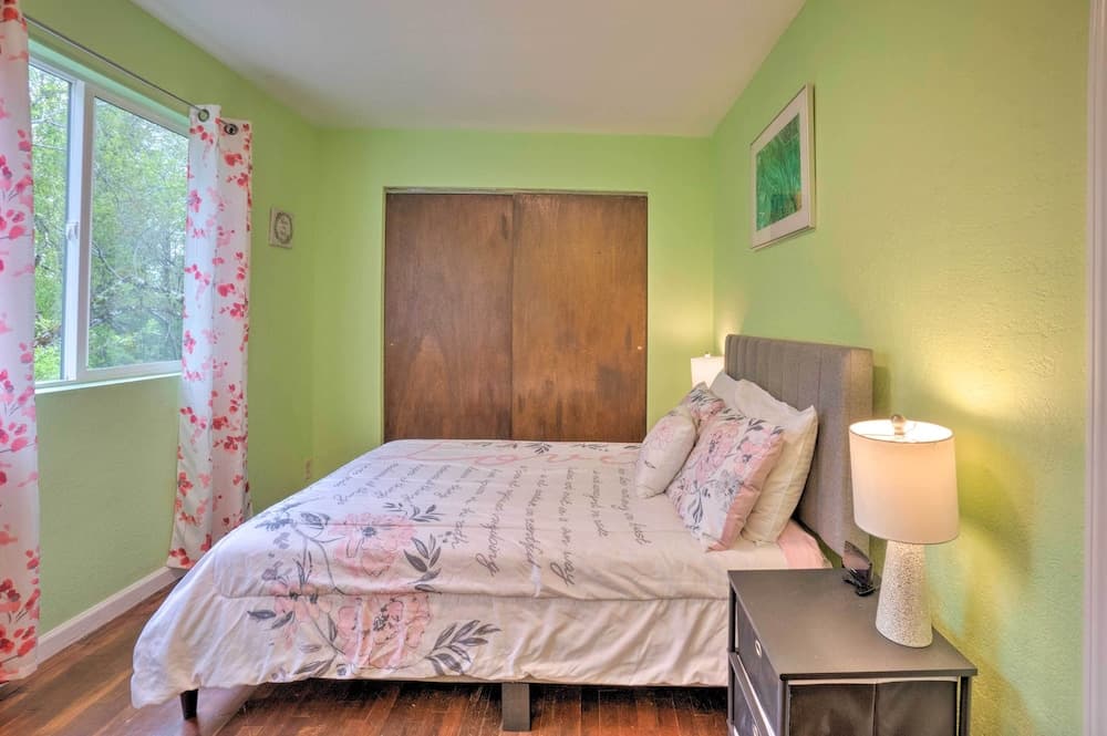 Bungalow w/ Wraparound Deck - 8 Mi to Brookings