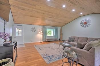 Bungalow w/ Wraparound Deck - 8 Mi to Brookings