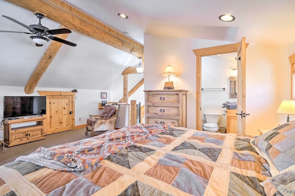 Mountain Views & Fire Pit: Granby Retreat!