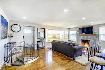Modern Tacoma Home: Fire Pit, Walk to Beach!