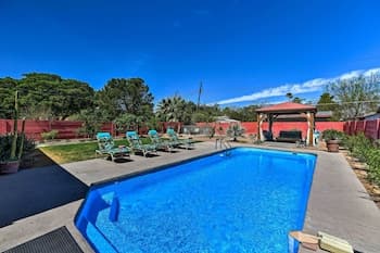 Vintage Las Vegas Oasis - 2.7 Miles to the Strip!
