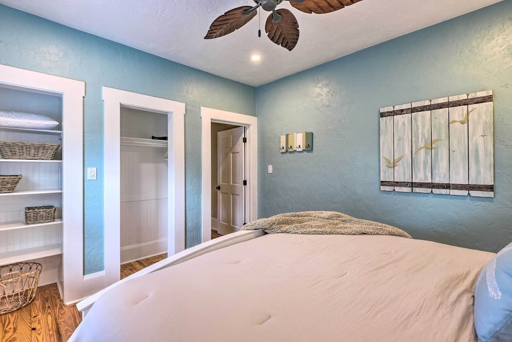 Bright Bradenton Retreat: 1 Mi to Downtown!