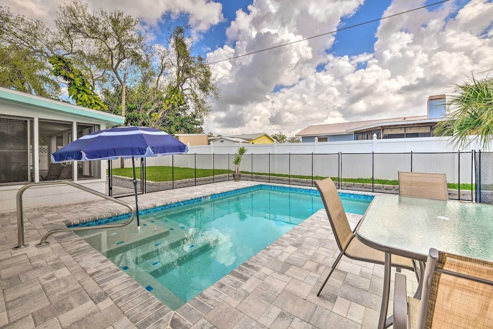 Apollo Beach Gem w/ Pool: 'the Flamingo House'